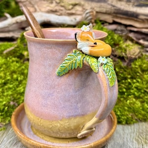 Handgetöpferte Keramiktasse mit Fuchs auf Henkel. Unikat mit Liebe handgefertigt. Diese Tasse ist ein Muß für jeden Waldfreund.
