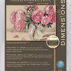 Può includere: Un kit per punto croce contato con un design floreale. Il kit include filo pre-selezionato, tela Aida 18, un ago e istruzioni. Il design presenta peonie rosa in un vaso. Il kit misura 17,7 cm x 12,7 cm.