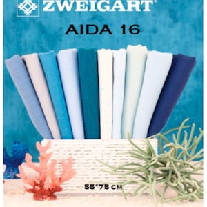 Può includere: Una collezione di pezzi di tessuto Zweigart Aida 16 in varie tonalità di blu, bianco e verde acqua, disposti in un cesto bianco. I fogli di tessuto misurano 55 per 75 cm. L'esposizione include un ornamento a forma di corallo rosso e una pianta.