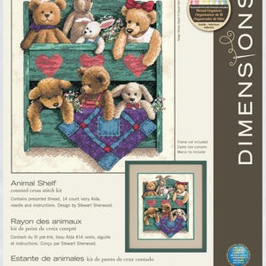 Op de afbeelding: Een kruissteekpakket genaamd "Animal Shelf" met teddyberen en konijnen op een groen schap. De set bevat voorgesorteerd garen, 14-count ivoor Aida-stof, naald en instructies. De afmeting is 27,9 cm x 33 cm.
