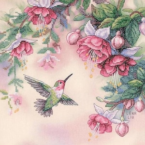 Può includere: Un motivo per ricamo a punto croce raffigurante un colibrì dal piumaggio verde e rosso che vola vicino a fiori di fucsia pendenti nelle tonalità del rosa e del viola con foglie verdi. Il nome LENA LIU è ricamato nell'angolo in basso a destra.