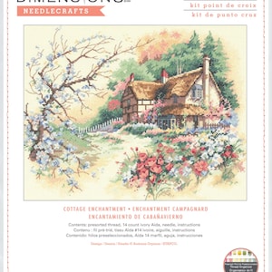 Puede incluir: Kit de punto de cruz Dimensions con una escena de cabaña con techo de paja, rodeada de flores y árboles. El tamaño final es de 35,5 cm x 27,9 cm.