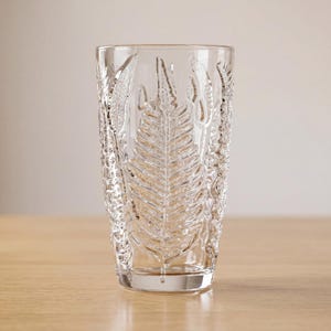 Tall clear embossed drinking glass with fern leaf pattern, vintage style highball tumbler, textured glassware for water, cocktails or iced drinks, elegant retro kitchen glass, durable pressed glass design