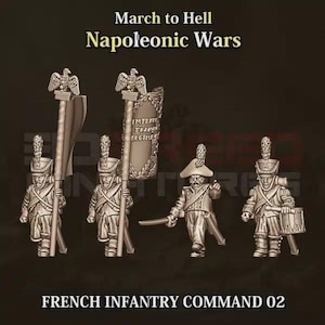 Op de afbeelding: Vier miniatuurfiguurtjes die een Frans infanteriecommando voorstellen, waaronder twee soldaten met hoge vlaggenmasten bekroond met adelaars, een officier met een sabel en een tamboer. De tekst luidt March to Hell Napoleonic Wars.