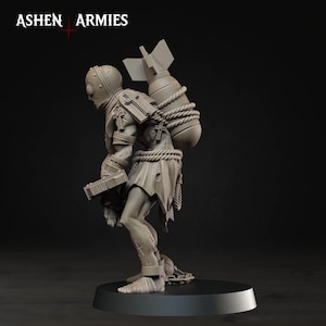 Pode incluir: Uma miniatura cinzenta da Ashen Armies representando uma figura humanoide com capacete e roupas esfarrapadas, carregando uma bomba grande amarrada &agrave;s costas com uma corda. A figura apresenta s&iacute;mbolos de cruz nos ombros e nas pernas.