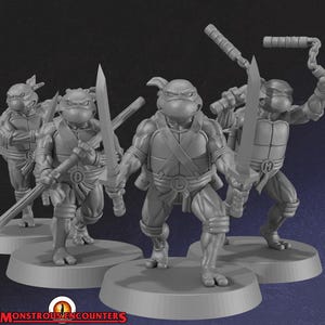 Könnte beinhalten: Fünf graue Teenage Mutant Ninja Turtle-Figuren, jede mit Waffen wie Schwertern und Nunchakus. Die Figuren stehen auf einzelnen kreisförmigen Sockeln. Das Logo "MONSTROUS ENCOUNTERS" ist unten zu sehen.