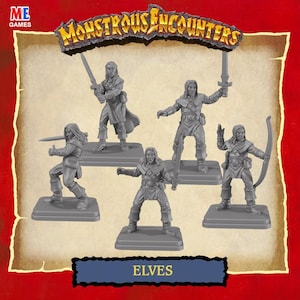 Op de afbeelding: Een set van vijf grijze plastic elfenbeeldjes uit het spel "Monstrous Encounters". Elke elf staat in een andere actiehouding en houdt wapens vast zoals zwaarden en bogen. Het woord "ELVES" staat op een blauwe banner.