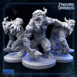 Könnte beinhalten: Drei graue Yeti-Figuren mit bedrohlichen Gesichtsausdrücken und ausgestreckten Armen. Die Figuren haben zotteliges Fell, Hörner und stehen auf kreisförmigen Sockeln. Der Text "FREEZING DARKNESS" und "PRIMAL COLLECTIBLES" sind sichtbar.