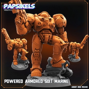 Może przedstawiać: Pomarańczowy model Powered Armored Suit Marine z bronią, stojący na szarej podstawie. Obraz zawiera tekst "PAPSIKELS", "POWERED ARMORED SUIT MARINE" i "AUGUST 2025 RELEASE".