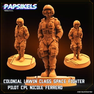 Könnte beinhalten: Drei orange-braune Figuren eines Colonial Lawin Class Space Fighter Piloten. Die mittlere Figur steht, flankiert von zwei ähnlichen Figuren. Der Text "PAPSIKELS" steht oben und "COLONIAL LAWIN CLASS SPACE FIGHTER PILOT CPL NICOLE FERRERO" steht unten.