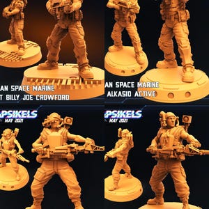 Könnte beinhalten: Vier hellbraune Space Marine-Figuren, jeweils mit Waffen und Ausrüstung, stehen auf kreisförmigen Sockeln. Das Bild enthält das PSIKELS-Logo und die Namen der Charaktere. Der Hintergrund ist dunkelblau.