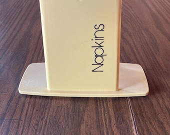 Servilletero vintage de plástico beige/marrón claro de Tucker Houseware de los años 70