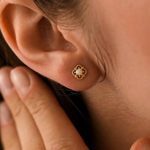 Kolczyki z opalem ze srebra próby 925, kamień urodzinowy października, delikatny kamień szlachetny