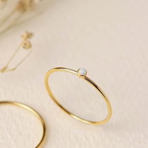 14K Gold gefüllter Opal Ring, Minimalistischer Stapelring, Oktober Geburtsstein