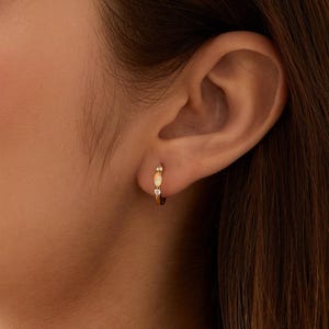 Zarte Opal-Creolen aus Sterlingsilber