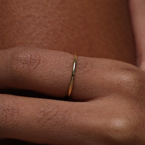 14K gold filled minimalistische bandring, sierlijke stapeltrouwring