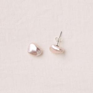 Örhängen i sterlingsilver med barockpärlor, eleganta minimalistiska örhängen