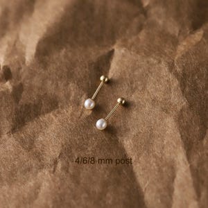 Pendientes de perla de agua dulce chapados en oro con cierre de rosca minimalista.