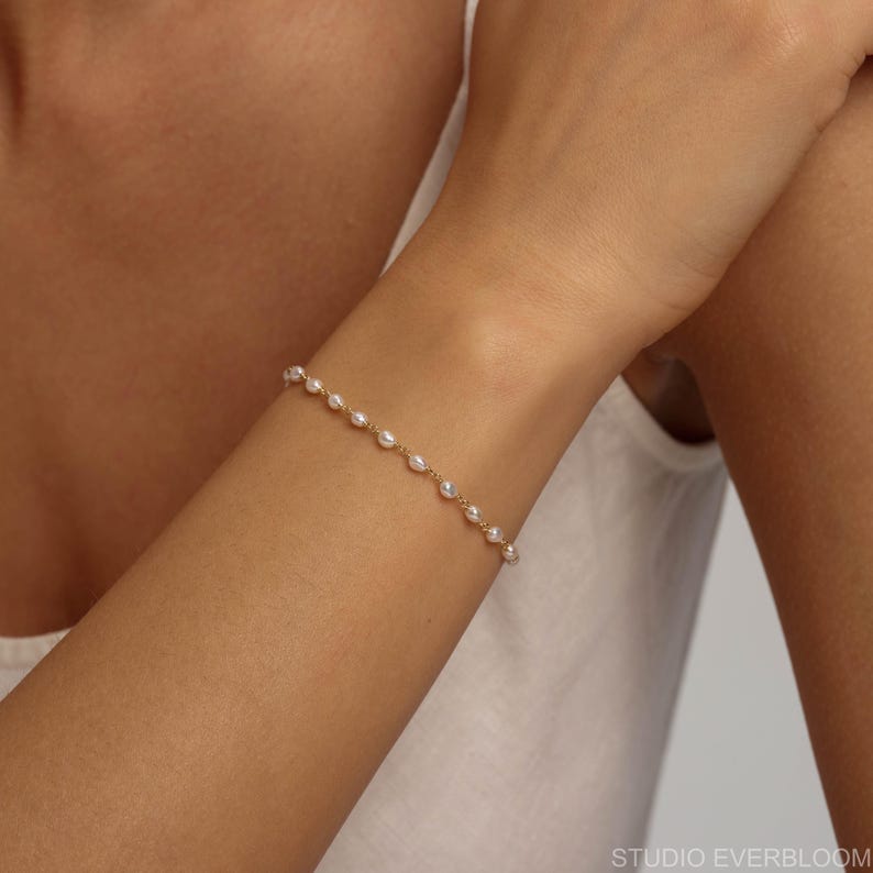 Vergulde barokparelarmband, kleine zoetwaterparels, bruidssieraden afbeelding 4