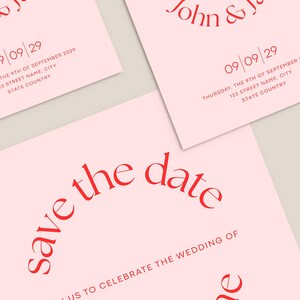 Puede incluir: Tarjeta de guardar la fecha con fondo rosa y texto rojo. El texto dice "Save the date" en arco y "US to celebrate the wedding of John & [texto ilegible]" en l&iacute;nea recta. La fecha es "09/09/29" y la direcci&oacute;n es "123 Street Name, City, State Country".