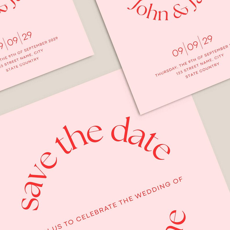 Puede incluir: Tarjeta de guardar la fecha con fondo rosa y texto rojo. El texto dice "Save the date" en arco y "US to celebrate the wedding of John & [texto ilegible]" en l&iacute;nea recta. La fecha es "09/09/29" y la direcci&oacute;n es "123 Street Name, City, State Country".