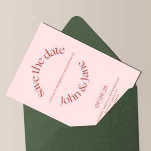 Puede incluir: Tarjeta de guardar la fecha rosa con texto rojo. El texto dice "save the date" en un c&iacute;rculo y debajo "Join us to celebrate the wedding of John & Jane". La fecha es "09/09/29" y la direcci&oacute;n es "Thursday, the 9th of September 2029, 123 Street Name, City, Country".