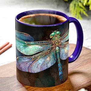 Taza con libélula iridiscente, taza de cerámica con insectos, taza de café inspirada en la naturaleza, vajilla de jardín místico, regalo original para amantes de los insectos