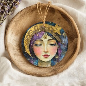 Ornamento rotondo in ceramica bianca della Dea Celeste, decorazione natalizia mistica con luna e stelle, ornamento stampato schiena contro schiena per l&#39;albero di Natale