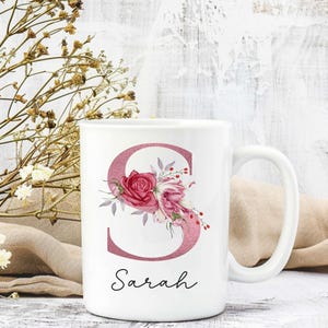 Caneca personalizada com monograma, xícara de café com nome floral personalizado, xícara de cerâmica branca com iniciais, caneca com letras de rosas, xícara de chá com alfabeto rosa para presente