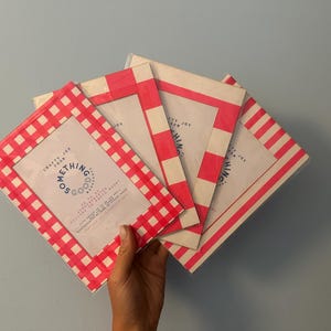 Handtryckt A6-montering: Rosa gingham- och randigt kulturpapper