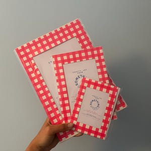 Support pour tableau vichy rose | Imprimé à carreaux fins | Support sérigraphié à la main pour petits oeuvres d'art