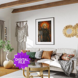 Puede incluir: Una impresi&oacute;n art&iacute;stica enmarcada que presenta un personaje con cabello blanco y una espada, sobre un fondo de estilo vidriera. La impresi&oacute;n cuelga sobre un sof&aacute; color crema con cojines decorativos. Un gr&aacute;fico de estrella p&uacute;rpura dice "ARCHIVO DIGITAL".