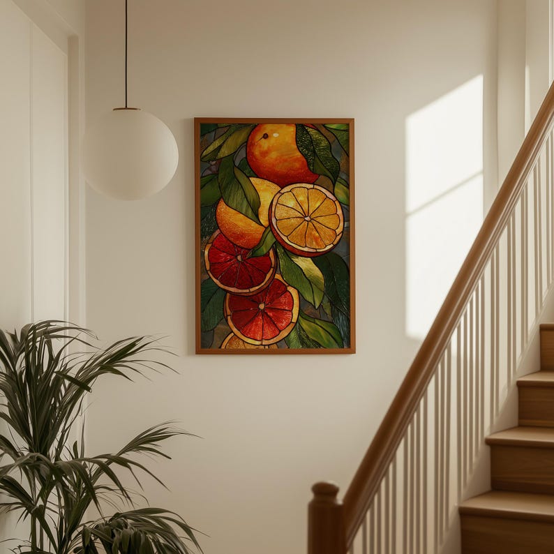 Może przedstawiać: Oprawiony wydruk artystyczny przedstawiający martwą naturę z owoc&oacute;w cytrusowych. Grafika przedstawia całe pomarańcze, pokrojone pomarańcze i plasterki grejpfruta, otoczone zielonymi liśćmi. Paleta kolor&oacute;w obejmuje odcienie pomarańczowego, czerwonego i zielonego, z brązową drewnianą ramą.