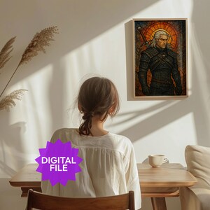 Puede incluir: Una impresi&oacute;n art&iacute;stica digital enmarcada que presenta una ilustraci&oacute;n al estilo vidriera de un personaje con cabello blanco y una espada. La obra de arte est&aacute; ambientada sobre un fondo de un sol dorado. La impresi&oacute;n se exhibe en una pared blanca.