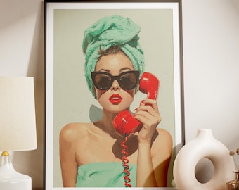 Grafika artystyczna „Retro Glamour Girl” | Plakat w stylu vintage pop-art | Dekoracja ścienna w stylu mid-century modern | Ilustracja modowa z lat 60. XX wieku | Sztuka łazienkowa