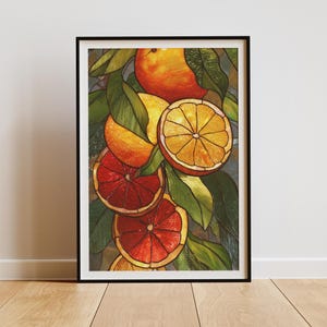 Może przedstawiać: Oprawiony wydruk artystyczny przedstawiający ilustrację owoc&oacute;w cytrusowych. Grafika przedstawia pomarańcze, grejpfruty i liście w odcieniach pomarańczowego, czerwonego i zielonego. Obraz umieszczono na neutralnym tle, tworząc uderzający kontrast.