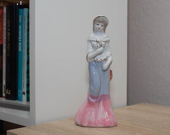 Figurka starej porcelany, figurka kobiety w kapeluszu, elegancka ceramiczna figurka kobiety, figurka z porcelany, figurka kobiety wiktoriańskiej