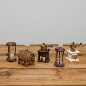 Vintage Puppenhaus Miniaturen - Holz & Messing Sanduhr, Kaffeemühle, Weinfass, Miniatur Zubehör, Sammlerstück Puppenhaus Dekor