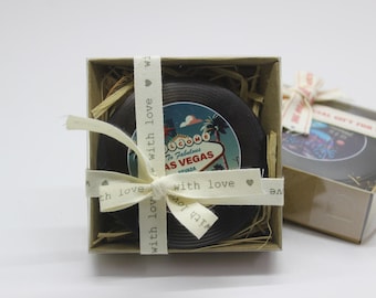 2.95&#39;&#39; Personalized Metal Round Bottle Opener Magnet, Las Vegas Theme Retro Record Vinyl, Wedding Invitation, Kraft Box, Natural Rope&Raffia