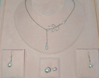 Conjunto de joyas "Lágrima de Perla y Follaje" – Collar, Pendientes y Anillo