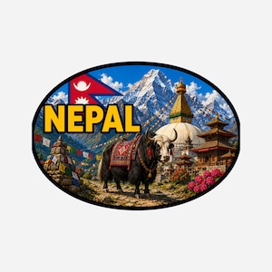 Op de afbeelding: Ovale sticker met een landschapsillustratie van Nepal. Het ontwerp omvat een yak, de Nepalese vlag, bergen, een gouden stoepa en het woord "NEPAL" in geel. De achtergrond toont een blauwe lucht en kleurrijke gebedsvlaggen.