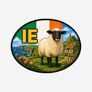 Op de afbeelding: Een ovaalvormige afbeelding met een schaap met zwart gezicht en poten, staand in een groen veld met een huisje en kasteel op de achtergrond. De Ierse vlag staat achter het schaap, met de gele letters "IE".