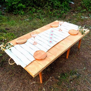 Mesa de picnic plegable hecha a mano de madera natural. Estilo bohemio, con asiento bajo, ideal para jardín, balcón y playa. Portátil, duradera y elegante. 71 x 188 cm (alto x ancho x alto).