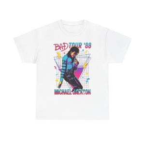 Puede incluir: Camiseta blanca con un gráfico retro de Michael Jackson de la gira Bad Tour '88. El diseño incluye una imagen estilizada de Jackson, rayos y el nombre de la gira en una fuente vibrante. Cuello redondo.