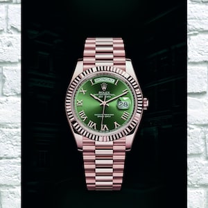 Stampa su vetro acrilico UV, decorazione da parete di un orologio Rolex Day Date di lusso in oro su uno sfondo architettonico scuro, quadrante Day Date color oliva