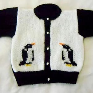 Schema per lavorare a maglia un cardigan da bambino con motivo a pinguino.