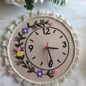 Reloj de pared bordado a mano, con diseño floral de aguja perforada y marco de encaje vintage, regalo único para la decoración del hogar, estilo shabby chic.