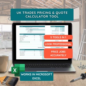 Op de afbeelding: Een laptop met een spreadsheet met de tekst "UK TRADES PRICING & QUOTE CALCULATOR TOOL". Het scherm toont taakdetails en kostenoverzichten. Een penseel, een mok en een schroevendraaier zijn ook zichtbaar.