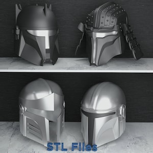Puede incluir: Cuatro cascos mandalorianos en varios diseños, expuestos en una estantería. Los cascos son principalmente plateados y negros, con detalles y una estética futurista. El texto "STL Files" es visible en la parte inferior.