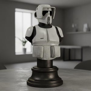 Può includere: Busto in scala di grigi di uno Scout Trooper, raffigurante l'elmetto e l'armatura del petto. L'elmetto ha una visiera e paraorecchie. L'armatura bianca presenta dettagli neri ed è montata su una base scura e decorativa. Il busto è esposto su un tavolo rotondo.